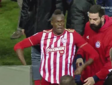 Τα… έδειξε στην εξέδρα ο Σισέ! (βίντεο)